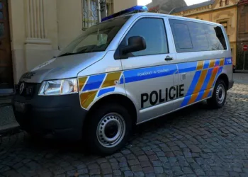 MALOLETNIK UBIO DVE ŽENE: Jednu ubio u prodavnici , drugu u kancelariji